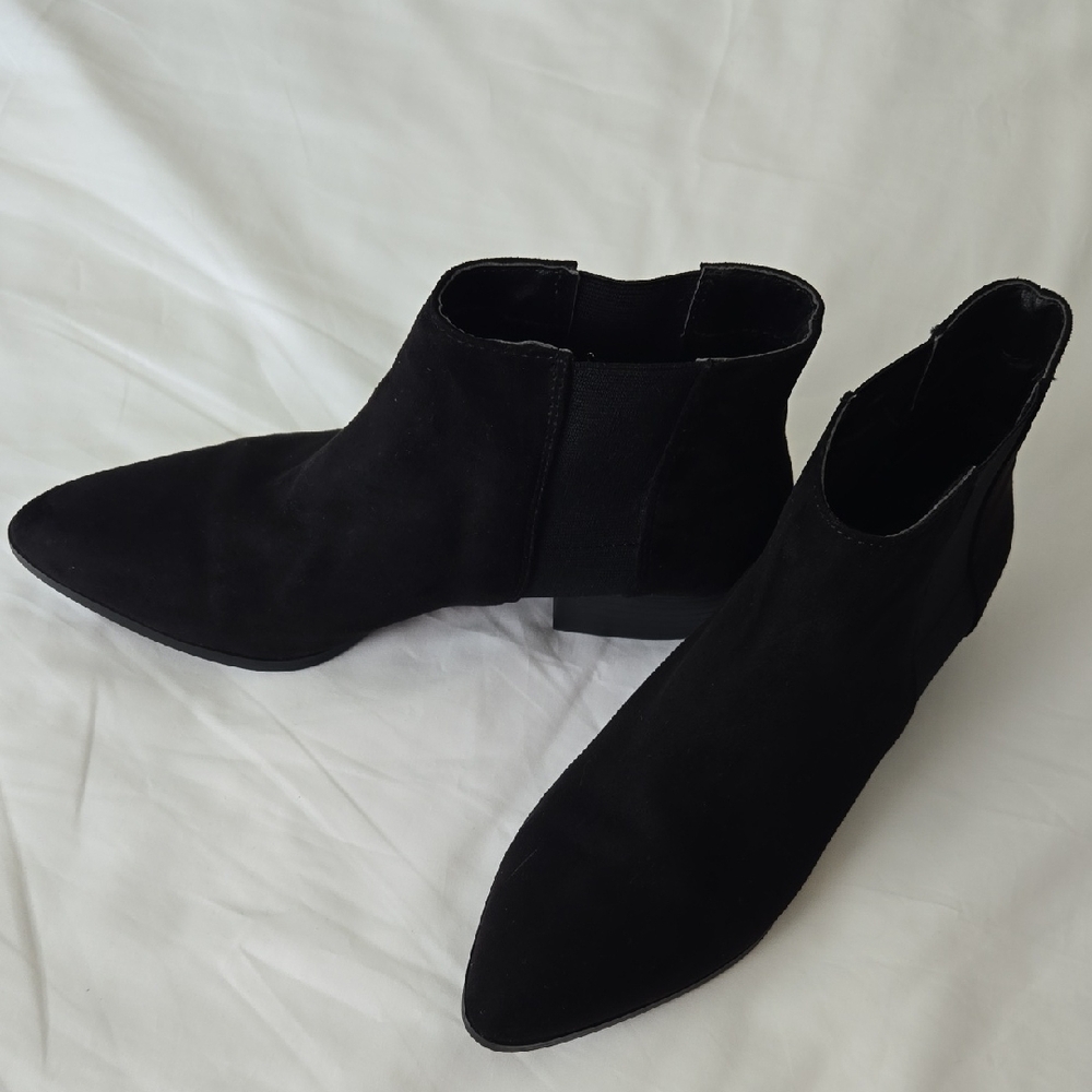 H&M Black Ankle Boots with Sleek Design and Moderate Heel
